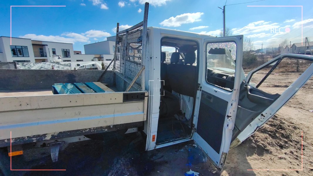 Расстрелянный оккупантами в Киевской области гражданский автомобиль