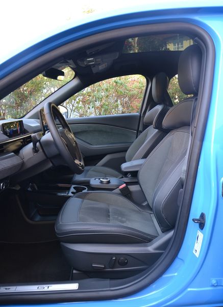 передние сиденья Ford Mustang Mach-E, новый Ford Mustang Mach-E, электромобиль Ford Mustang, кроссовер Ford Mustang