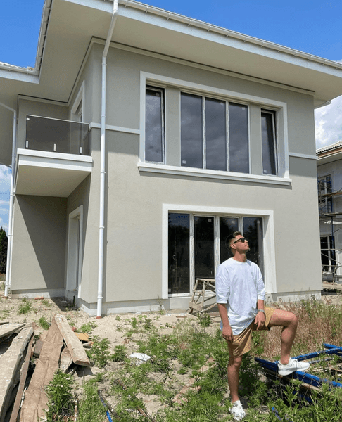 Остапчук біля свого будинку