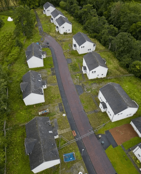 Заброшенный город, город-призрак, пустые дома, жилой комплекс, разрушенные постройки, поселок, район города, пустые улицы