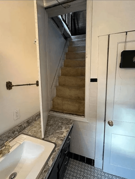 Потайная дверь в стене, дверь в стене, дверь на чердак, лестница, тайная комната, не знал о комнате, новый дом, лестница на чердак