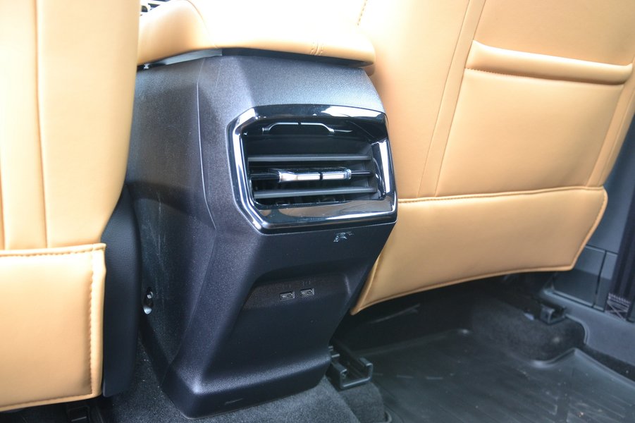 Для задних пассажиров есть обдув и USB-порты