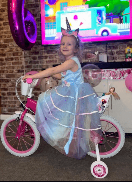 Момиче спаси семейство от пожар Момиче спаси семейство от пожар, пожар, къщата се запали, пожар на покрива, момичето играе на двора, спаси семейството, събуди майка си