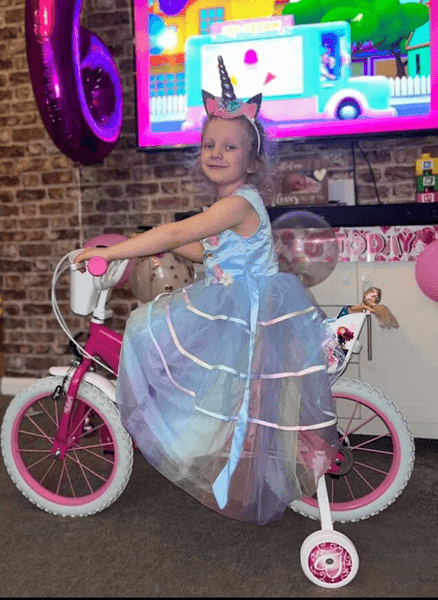 Дівчинка врятувала сім'ю з пожежі, пожежа, загорівся будинок, вогонь на даху, дівчинка гралася у дворі, врятувала сім'ю, розбудила маму