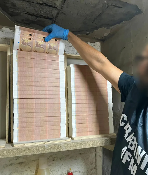 Поддельные деньги, как распознать фальшивые купюры номиналом 20, 50 и 100 евро, полиция накрыла подпольный цех преступников