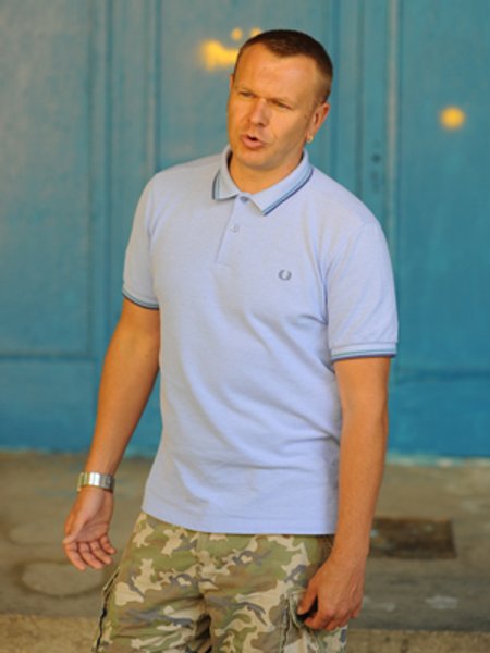 

Идти. Положинский говорит, что из состояния уныния вытягивает любая жизненная активность. Например, написание песен. Главное — не стоять на месте
