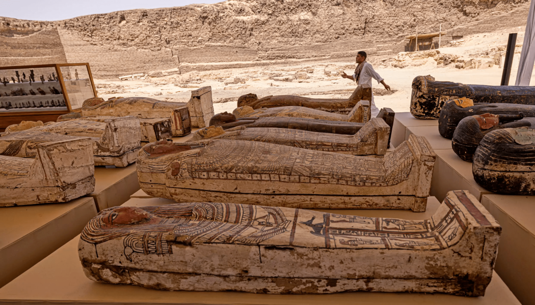 Артефакти, виявлені вченими, включаючи саркофаги та статуетки