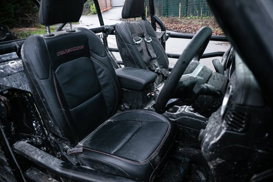 Салон Jeep Wrangler Сиденья дополнили четырехточечными ремнями безопасности