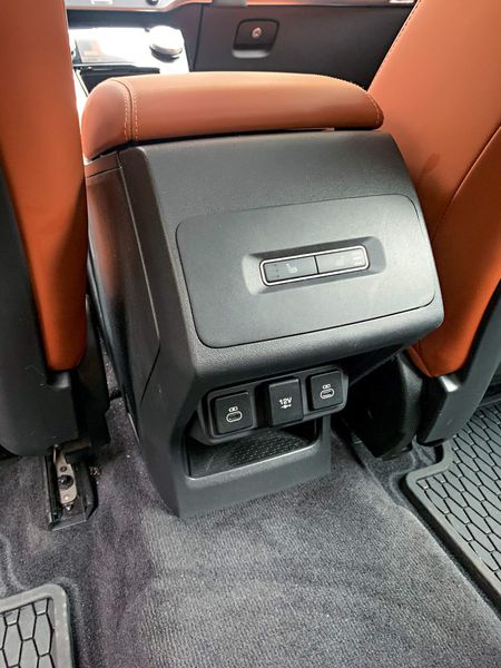 задний ряд сидений Jaguar I-PACE, интерьер Ягуар Ай Пейс, оснащение Jaguar I-PACE 2021, оборудование и опции Jaguar I-PACE 2021