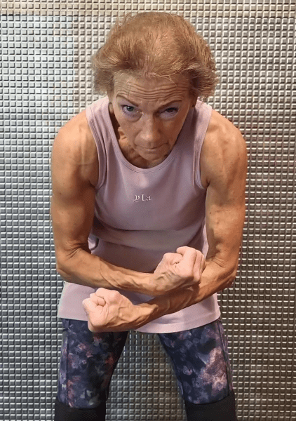 Спортивна пенсіонерка, блогерка Спортивна пенсіонерка, блогерка, літня жінка, старенька займається спортом, показала м'язи, вік не вирок