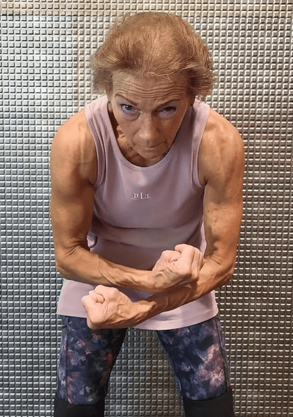 Спортивная пенсионерка, блогерша, пожилая женщина, старушка занимается спортом, показала мышцы, возраст не приговор