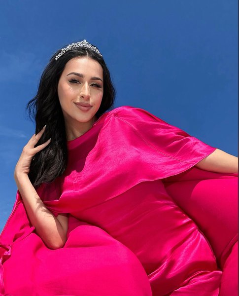 Жена миллионера, богатая домохозяйка, после родов, блогер, осуждает мужа, обиделась на мужа, не подарил особняк, дорогие подарки