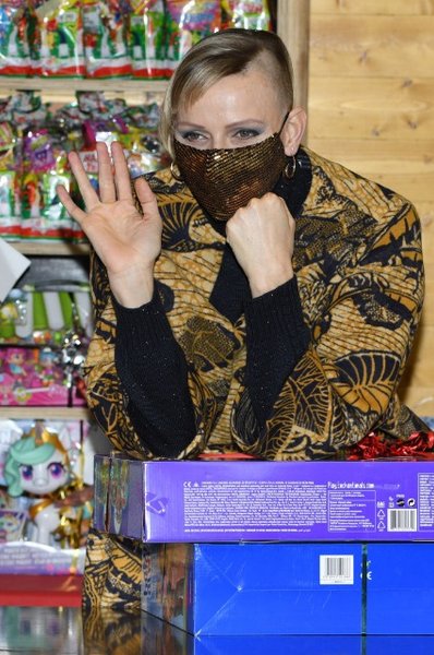 Княгиня Шарлен выбритая голова фото