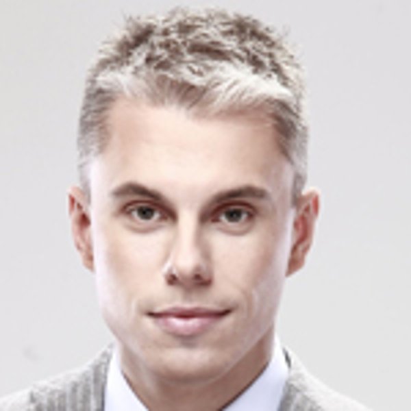 
Андрей Доманский,
телеведущий
- Мне странно слышать, что деятели культуры представляют угрозу национальной безопасности. Если есть монолитная нация, то человек без оружия в руках вряд ли сможет представлять реальную угрозу своими высказываниями, даже странными. Конечно, сейчас есть абсолютно неадекватные персонажи, но это люди, которые очень далеки от культуры. Они скорее представляют интерес для врачей. Я вообще против любых запретов. Можно, конечно, запретить въезд в Украину, но не стоит забывать, что еще есть киберпространство. Мне бы хотелось, чтобы наш Минкульт направлял свои усилия в мирное русло.

Юрий Горбунов,
актер, телеведущий

- В военное время это совершенно правильное решение. У меня есть известные друзья-артисты в России, которые понимают всю сложность ситуации и признают, что идет война, направленная против соседнего государства. При этом они просто стараются не высказывать свое мнение, поскольку оно может быть пагубным для их карьеры. А есть и другая категория людей, которые абсолютно негативно относятся не только к нашим политическим лидерам, но и к украинцам в целом. Я за то, чтобы этих артистов запрещали. Идеологической войне нужно противостоять.

Светлана Тарабарова,
певица

- Я думаю, что для артиста санкции — это отношение зрителя к нему. Самым действенным запретом для таких исполнителей могут стать только пустые залы. А попытка государства регулировать их деятельность только делает из них "великомучеников".

 Александр Педан, 
телеведущий, шоумен

- Я абсолютно уверен, что в Украине нечего делать человеку, который негативно относится к самой стране и украинцам в целом. Особенно если этот человек — лидер общественного мнения в России. Мне кажется, что человека, который верит в то, что здесь "едят детей", нельзя убедить в обратном. Нонсенс еще и в том, что отношение этих артистов к Украине не мешает им приезжать и зарабатывать здесь деньги.
