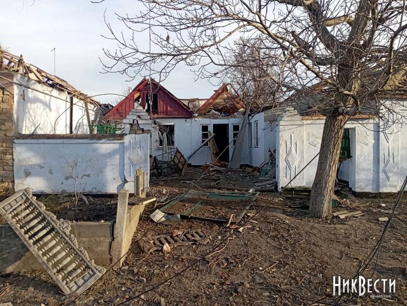 Поврежденные дома после обстрела