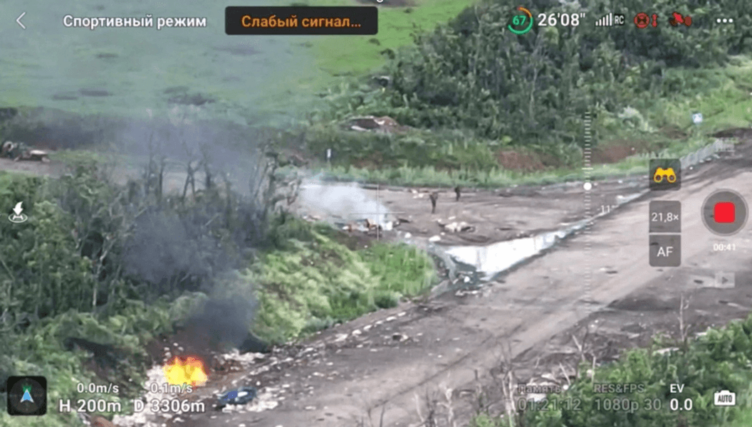 Український танк веде вогонь по окупантах під Бахмутом