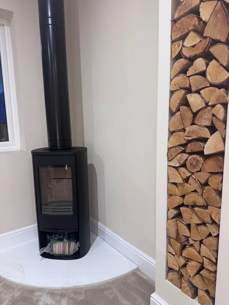 Британське подружжя перетворило занедбаний автосалон на сучасний п"ятикімнатний будинок для сім"ї