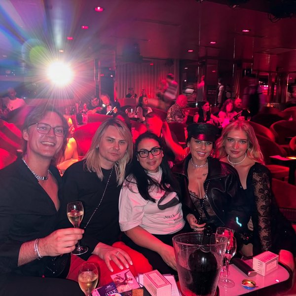 Анна Алхім з росіянами в Парижі