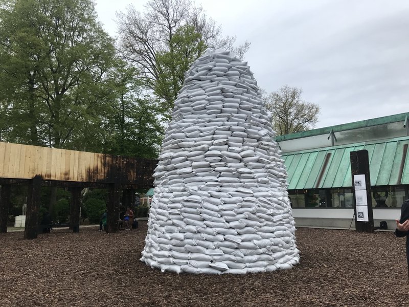 Piazza Ukraina в Джардіні. На дерев'яних панелях принти робіт українських художників, зроблені за перші місяці війни. Автор центральної конструкції — Дана Косміна