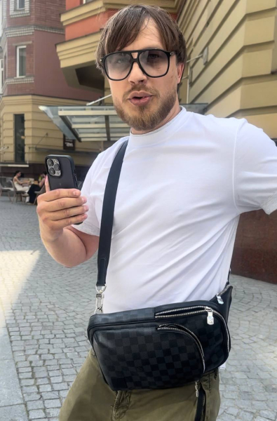 павлов фото Тищенко каже, що Павлов був одягнений у білу футболку і носив сумку Louis Vuitton