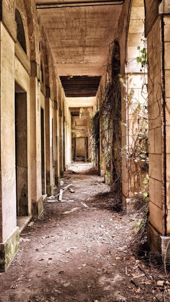 Болница Повеглия Портите на ада, кратер Дарваза, кратер от огън, парижки катакомби, останки от скелети, остров на смъртта, остров повеглия, жертви на чума, обитаван от духове остров, болница Beelitz-Heilstätten, изоставена сграда, Адолф Хитлер, Остров на куклите