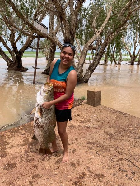 крокодил, девушка, поймала