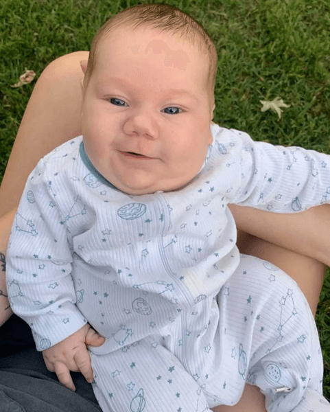 Новорожденный Кэссиан Мартин весом почти 6 кг улыбается на руках у мамы