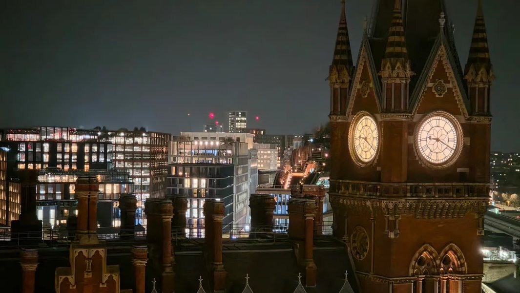 Фото на телеоб'єктив Galaxy S26 Ultra вночі