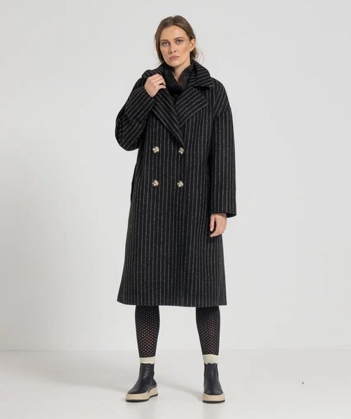 пальто с лацканами, модные тренды 2023