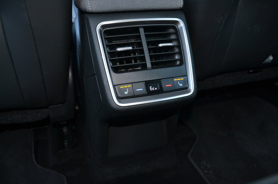 У задніх пасажирів є підігрів та окрема зона клімату