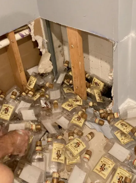 Знахідка в стіні підвалу, курйози, фото, пусті пляшки рому, дивні історії, подружжя з США