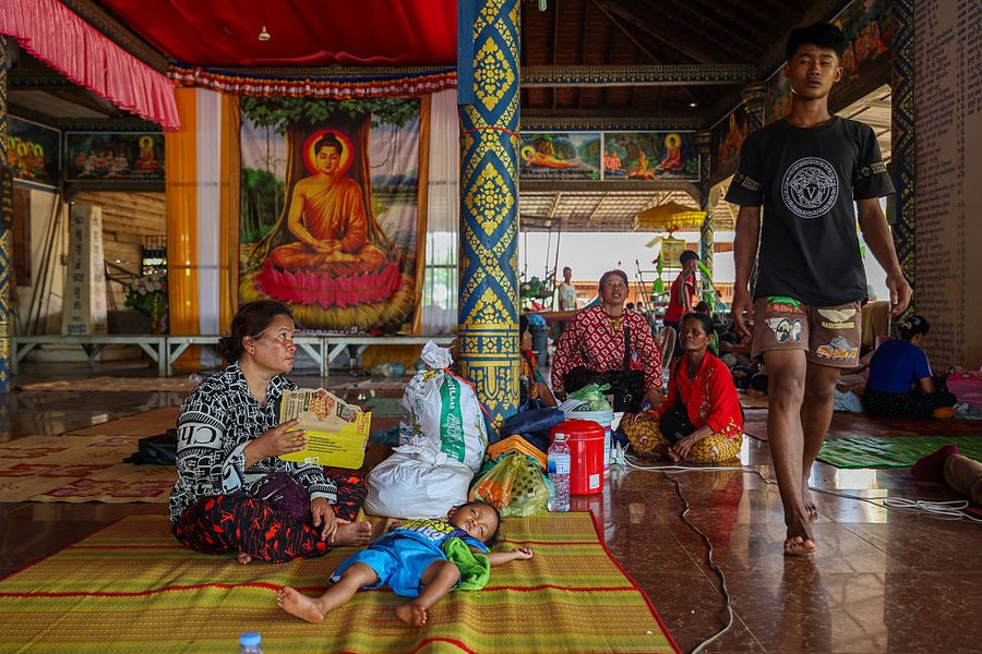 Близько 300 тисяч людей по обидва боки кордону змушені були евакуюватися. Біженців розмістили в наметових містечках або просто в храмах