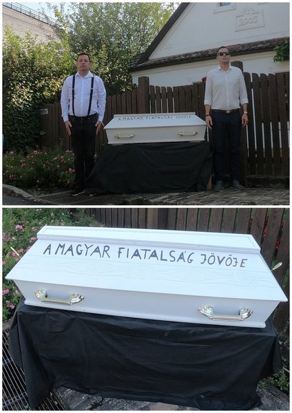 орбан, гроб у дома орбана, орбану принесли гроб, Золтан Керестени