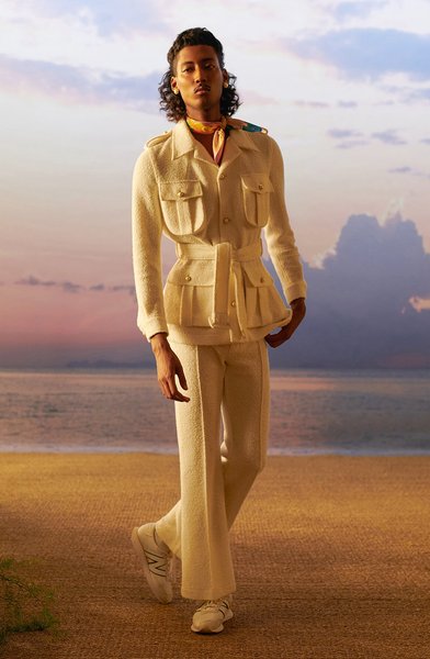 модель в куртке сафари