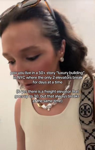 дівчина ліфт жк