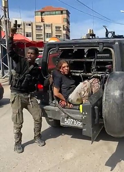 Женщина в машине боевиков ХАМАС