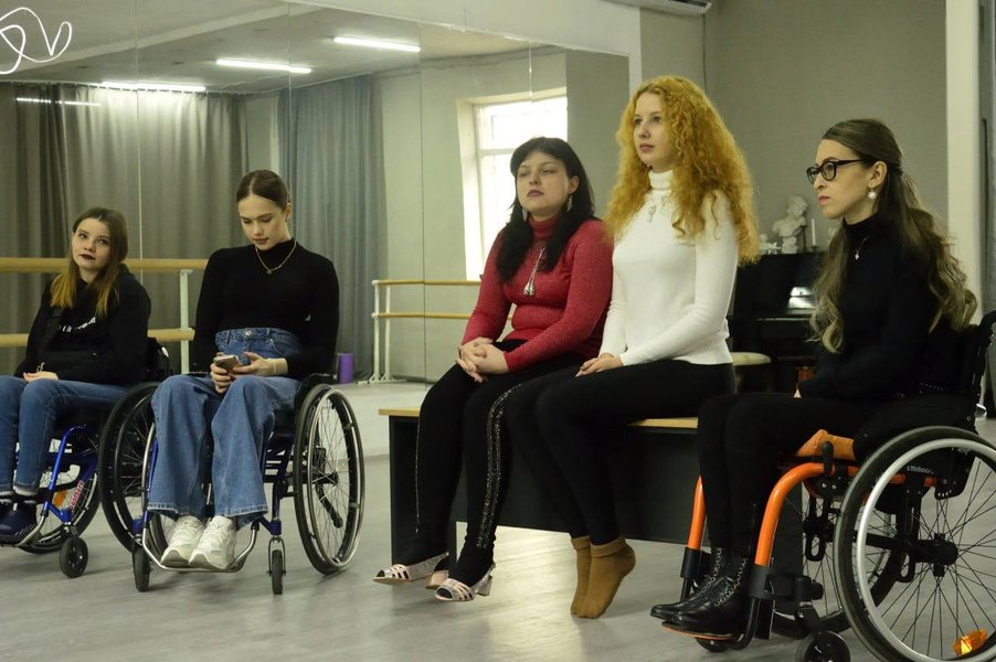 Інклюзивна модельна школа "НовіМИ", інклюзивний моделінг, модель у візку, інклюзивна модель, інклюзивна мода, інклюзія, інклюзія на подіумі, інклюзивна школа, модель з інвалідністю, реабілітація інвалідів