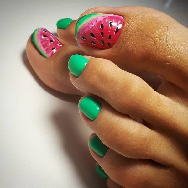 тренды педикюра 2022, модный педикюр, педикюр с блестками, арбузный педикюр