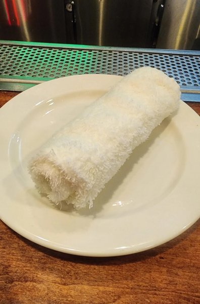 Ресторан, ужин в ресторане, горячее полотенце, влажное полотенце, осибори, в одном из ресторанов, на тарелке, сюрприз от официанта