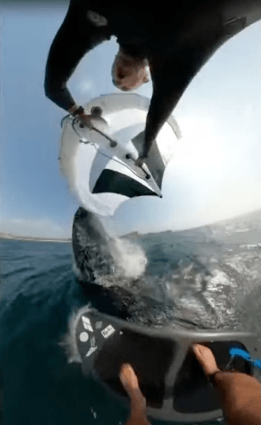 Кит збив чоловіка, дитинча кита, величезний кит, займався віндсерфінгом, вистрибнули з води, знімав прибій, GoPro, потягнуло під воду