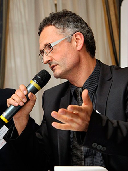 

Алексей Юрчак: "Я не уверен, что все те, кто сегодня в России выходит с георгиевскими ленточками и лозунгом "Крым наш", полностью доверяют пропаганде федеральных каналов"
