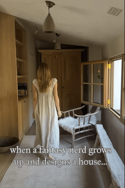 Женщина показала тайный проход в своем доме, который находится в шкафу