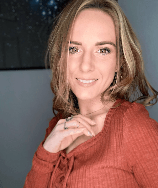 Жена, която твърди, че е имала срещи с НЛО, е описала как срещите са променили живота ѝ. Портрет на жена, която твърди, че редовно се среща с извънземни и изучава извънземни явления.