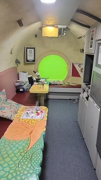 капсула под водой