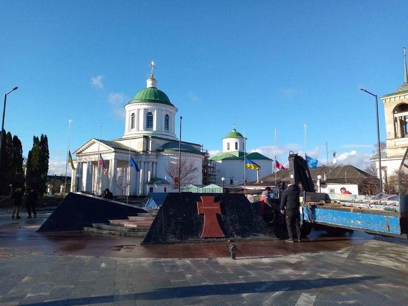 У Чернігівській області встановили пам'ятник розстріляному бійцю ЗСУ