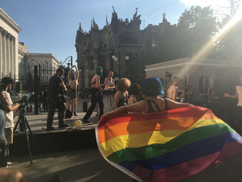 ЛГБТ-рейв, офис президента, киев прайд, банковая, лгбт-рейв на банковой