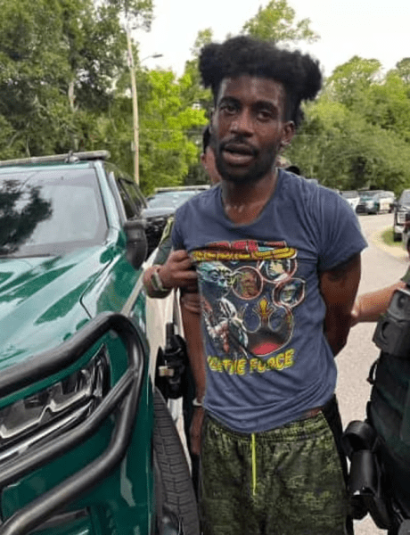 Престъпникът се е укривал в пералнята Престъпникът се криеше в пералнята, пералнята се сгъна наполовина, мъжът се криеше от полицията, заповед за издирване