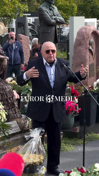 Евгений Петросян у могилы Киркорова