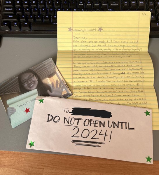 Лист із заголовком "Не відкривати до 2024 року", написаний 10 років тому, лежить на столі
