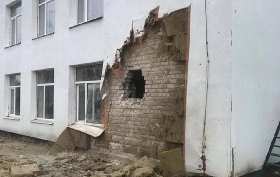 Дитсадок "Сказка" у Станиці Луганській після влучення снаряда